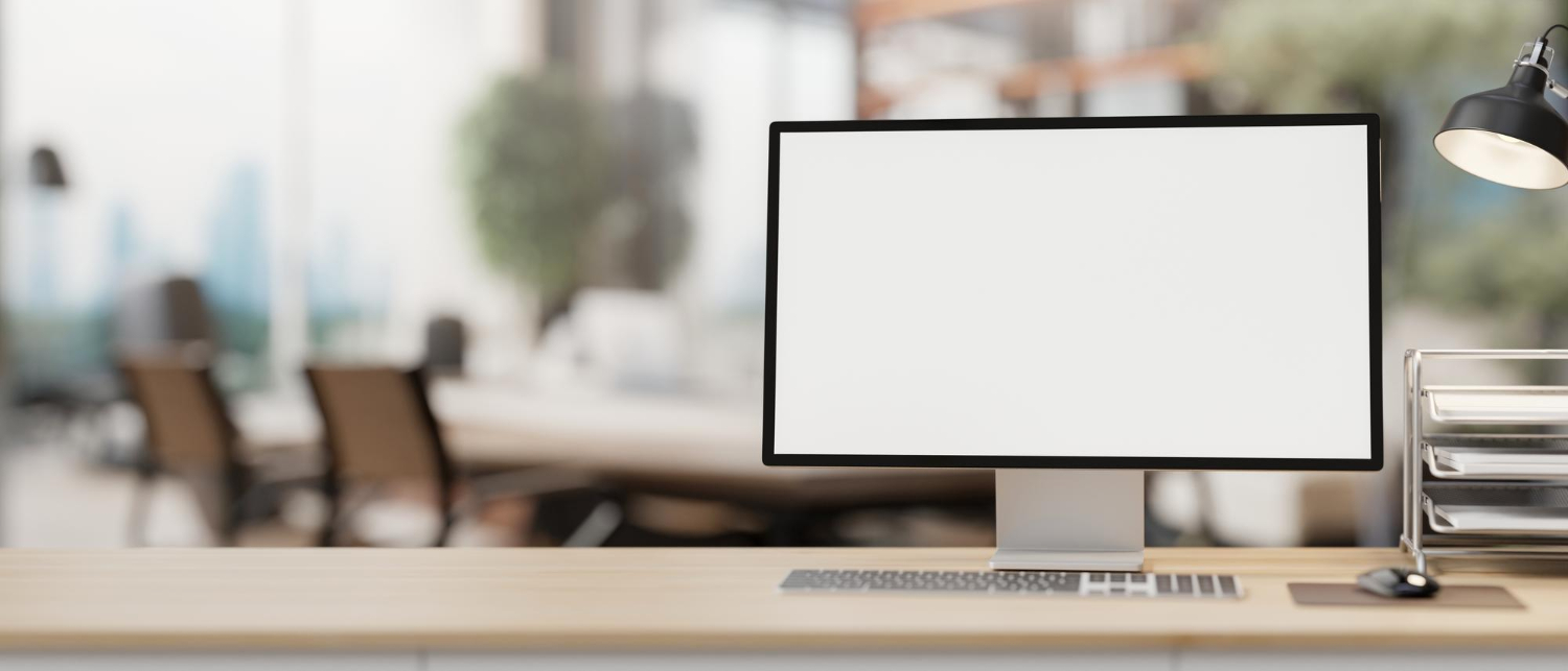 Un ordinateur avec des fournitures de bureau sur une table avec un fond flou